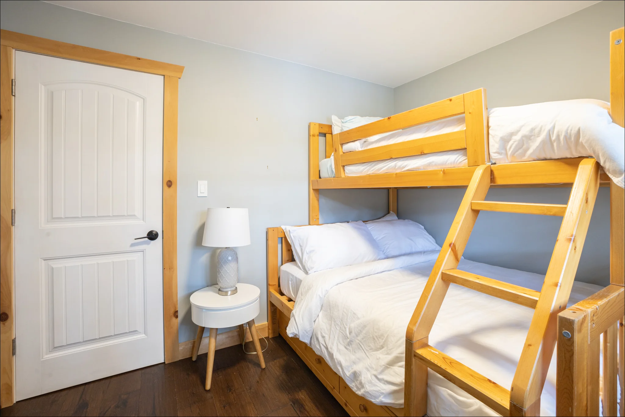 Bunk beds in a clean and comfortable cottage rental bedroom