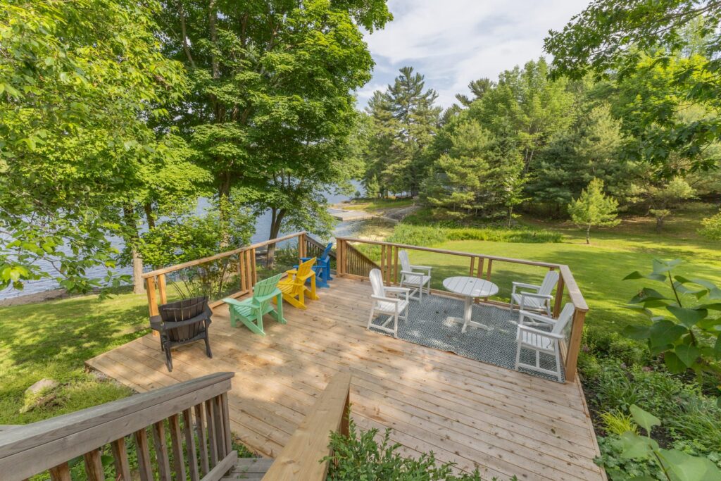A collection of the top 10 lakes in Ontario known for picturesque cottages and vacation rentals, including Lake Muskoka, Kawartha Lakes, Lake Simcoe, and Georgian Bay. Ideal for articles or blogs about cottage vacations and Ontario getaways.